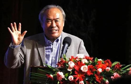 男生和女生磨豆浆